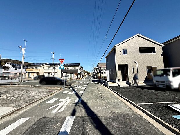 前面道路:西側約6.2m幅、車通りも少ないので、運転が苦手な方でも自分のペースで駐車ができます