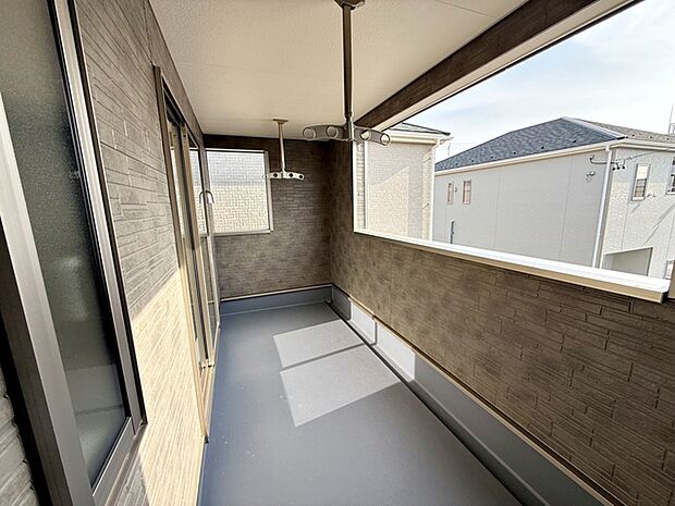 【バルコニー】 2部屋から出入り可能な陽当りの良い広々ワイドバルコニー！  