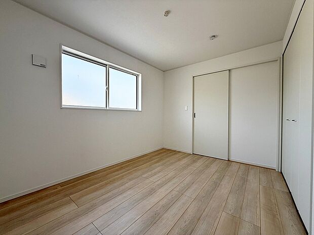 【北側洋室6帖】 シンプルで使い勝手の良い洋室。寝室、子供部屋、書斎などライフスタイルに合わせて幅広くお使いいただけます。