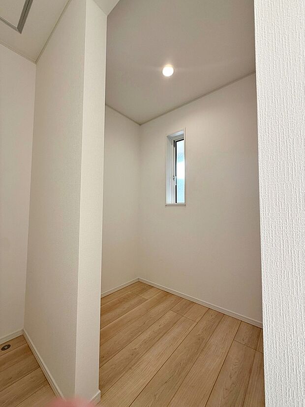 【ユーティリティールーム1.5帖】 収納以外にも室内干しやアイロンなどの家事スペースなど様々な用途に利用できます