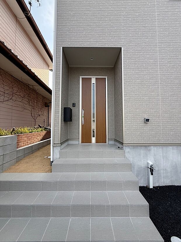 【玄関】 お洒落な玄関ポーチがご家族のお帰りを明るくお迎えしてくれます。 