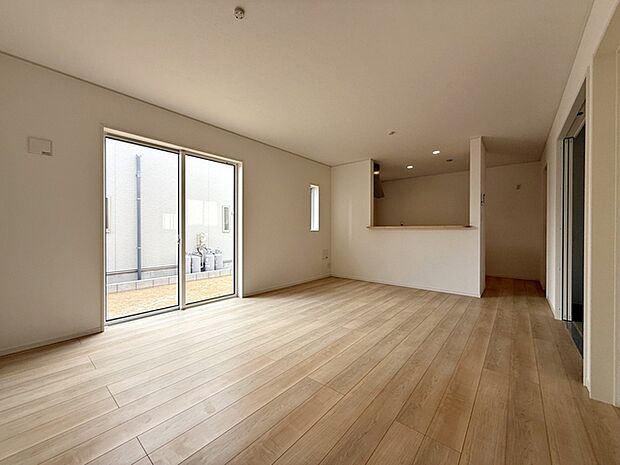 【リビング16帖】 ご家族みんながゆったりくつろげる広々リビングは明るい陽射しがさしこみます 