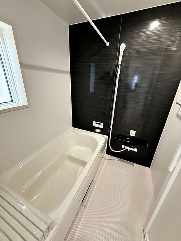 【浴室】 ゆったりと入れる1坪タイプのお風呂が魅力！便利な追い炊き機能付きです！ 