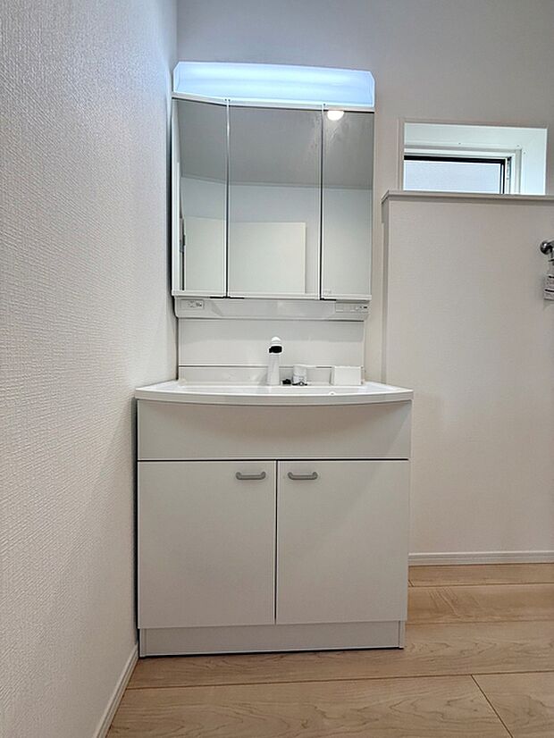 【洗面台】 暮らしを快適にする三面鏡仕様の洗面化粧台。収納力と機能性に優れた使いやすい設備で、忙しい朝の身支度もスムーズに。 