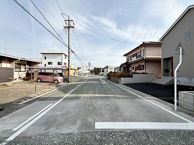 前面道路：北側約8.4ｍ幅、車通りの少ない道路。お車の出し入れが苦手な方も安心ですね。 