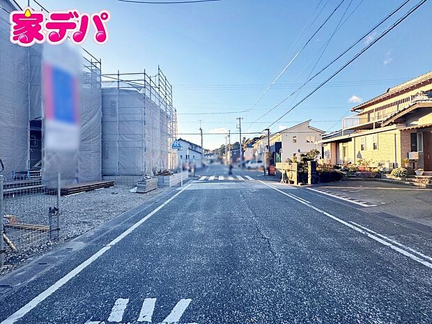 前面は車通りの少ない道路。お車の出し入れが苦手な方も安心ですね。