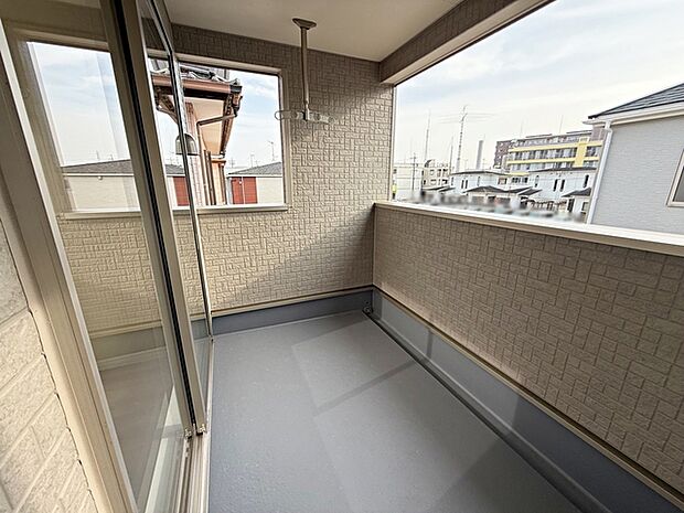 【バルコニー】 屋根のあるインナータイプのバルコニーだから、急な雨でも洗濯物が濡れにくくて安心  
