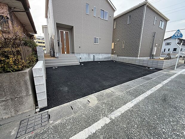 駐車スペースは3台分を確保！並列駐車が可能で車の出し入れもしやすく、運転の苦手な方にも安心です 