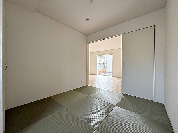 【和室5.5帖】 リビングと続き間の和室は落ち着きますね！ゆったりとした時間を過ごせます。 