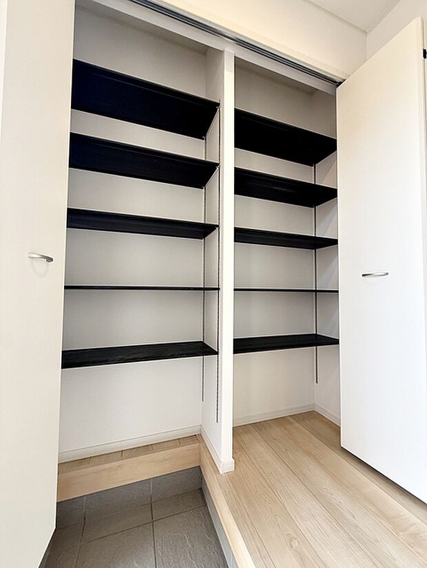 【SCL】 半面が土間つづきになっているので、お出掛け用品やお子様の外遊び道具などの収納にも大活躍です！