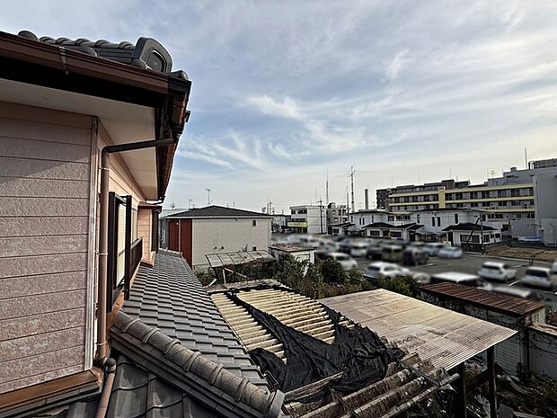 高い建物が少なく、住宅街ならではの穏やかな景色が広がります 