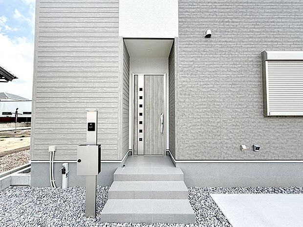 【玄関】 雨の日の出入りも濡れにくい玄関ポーチ