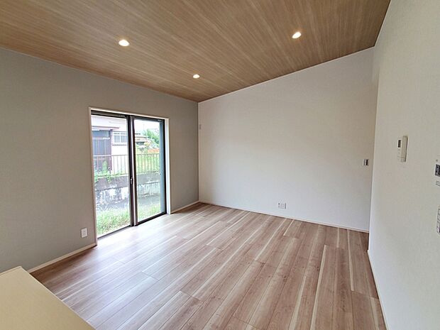 大きな窓から柔らかな光が降り注ぎ、明るさが室内の奥まで行き渡ります。