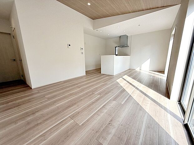 【リビング18帖】 天井に傾斜をつけ、明るい光が入る開放的な勾配天井採用