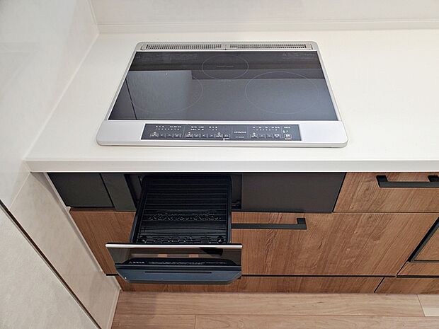 火を使わず安全性の高いIHクッキングヒーター。お手入れも楽々。お子様や高齢者の居るご家庭に嬉しい設備