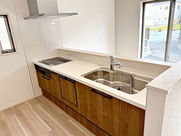 【キッチン】 リビングで遊んでいるお子様を見ながらお料理ができ、子育て中のパパママにも安心の設計です!