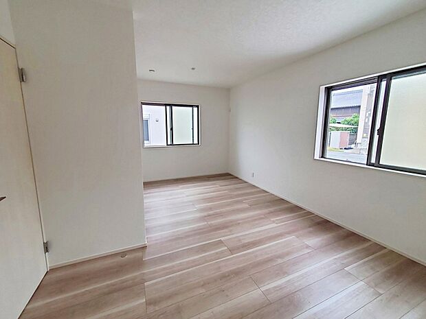 【洋室12帖】 2面採光で、晴れの日の日中はいつも明るい室内に。窓を開放すれば気持ちの良い風が入ります。 