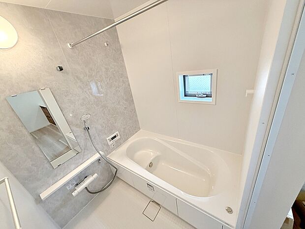 【浴室】 浴室は1坪タイプで親子一緒に入浴しても広くご利用できます!ステップ付きの浴槽は節水効果も。