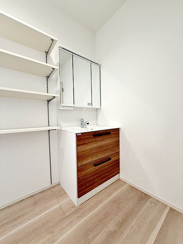 【洗面台】 洗面台の三面鏡の裏には収納があるので、見られたくないものの収納に便利