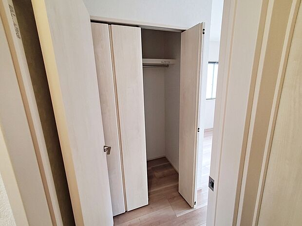 壁面クローゼットがあればタンスを置く必要がなく、出っ張りのないスッキリ空間を維持できます。  