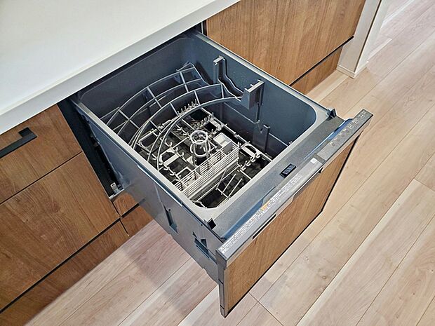 食器洗浄乾燥機は時間のかかる食器洗いを楽にしてくれる上に水道代も安くなるスグレモノ