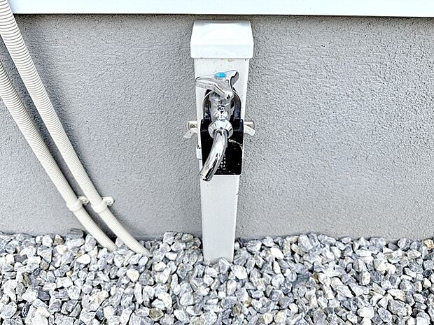 玄関横には立水栓が設置されています!お庭の水撒き、洗車、お掃除、お子様の水遊びなど便利です!