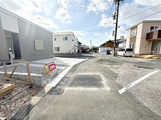 前面道路：公道北側約4ｍ幅。前面道路は車通り少ないのでお子様も安心して暮らせる環境です 