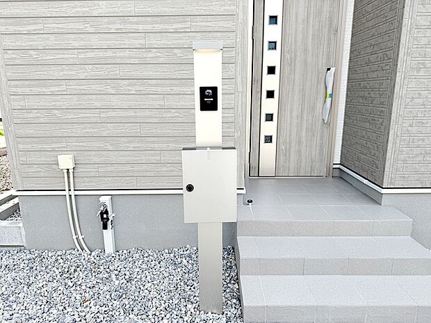 ポストやインターホン等一体型のシンプルな門柱が標準設備!