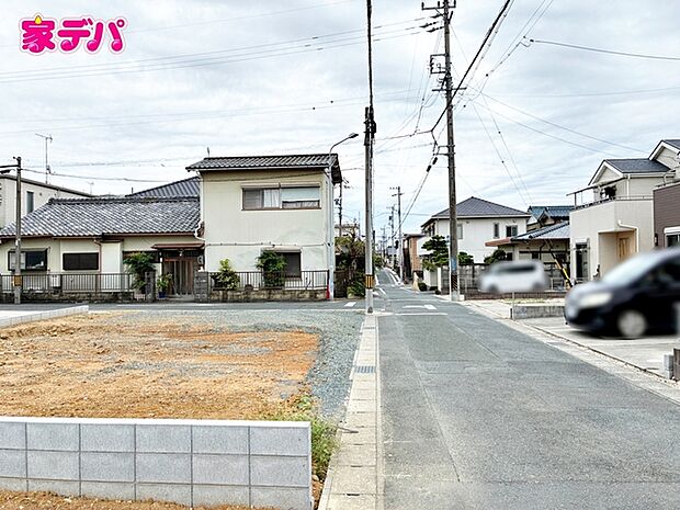 静かな住宅街で、車の出入りもスムーズです。 