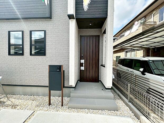 【玄関】 玄関が深い位置にあるので雨に濡れることなく身支度ができます