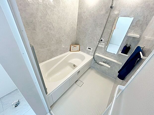 【浴室】 足がしっかりと伸ばせる快適な空間でリラクゼーション。一日の疲れをリフレッシュ!