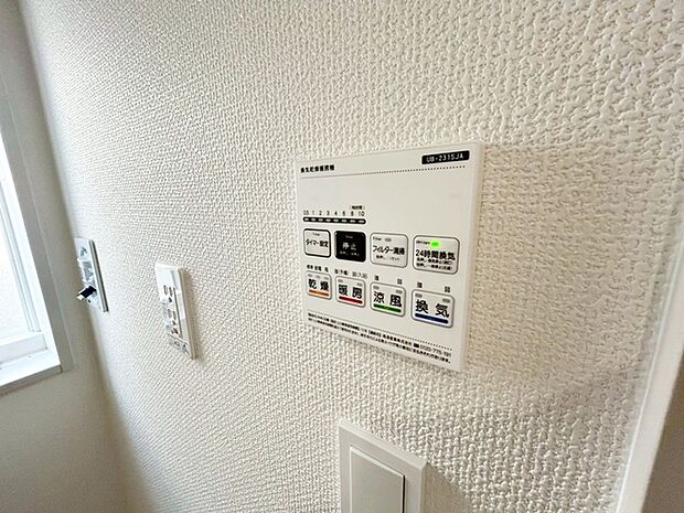 入浴後の水滴や湿気を排出し、カビの発生や臭いを抑制する換気乾燥暖房機。雨の日の洗濯物にも効果的