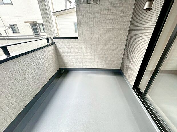 【バルコニー】 屋根のあるインナータイプのバルコニーだから、急な雨でも洗濯物が濡れにくくて安心