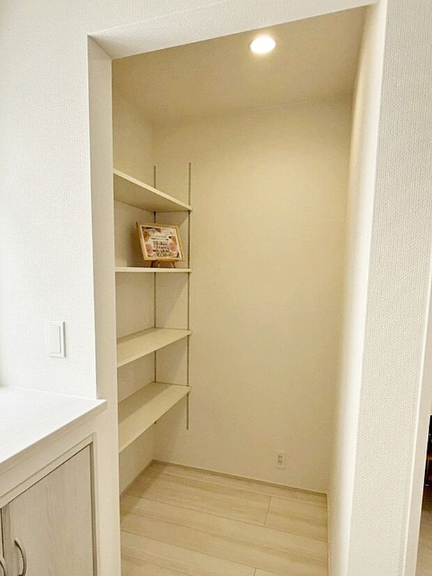 【パントリー】 可動棚式パントリー。高さの調節が利くので自由自在に収納アレンジが可能!