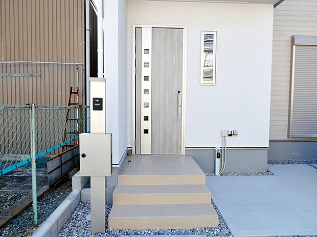 【玄関】 雨の日の出入りも濡れにくい玄関ポーチ