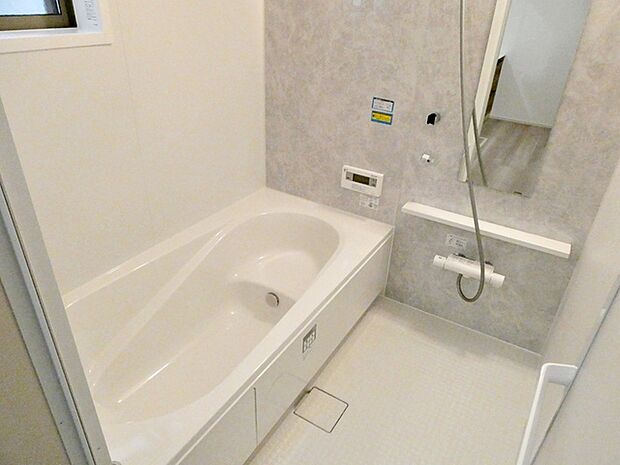 【浴室】 浴室は1坪タイプで親子一緒に入浴しても広くご利用できます!ステップ付きの浴槽は節水効果も。