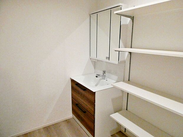 【洗面台】 洗面台の三面鏡の裏には収納があるので、見られたくないものの収納に便利