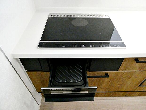 火を使わず安全性の高いIHクッキングヒーター。お手入れも楽々。お子様や高齢者の居るご家庭に嬉しい設備