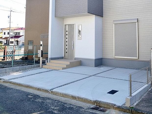 駐車スペースは2台分を確保!並列駐車が可能で車の出し入れもしやすく、運転の苦手な方にも安心です