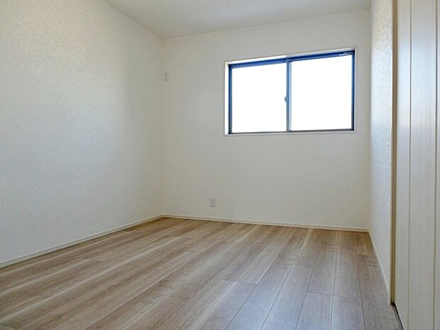 【洋室7帖】 腰窓で机や家具の配置がしやすい洋室7帖。子供部屋や書斎にもオススメです!