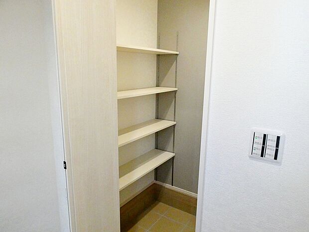 【シューズクローゼット】 ベビーカーやゴルフバックなどを収納できるシューズクローゼット!靴もたくさん収納できます