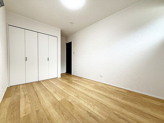 【洋室6.5帖】 二面採光のため明るく風通し良好！全居室ペアガラスで断熱性・遮熱性があり結露が激減！ 