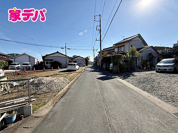 前面道路は見通しが良く、車の移動もスムーズに行えます。 