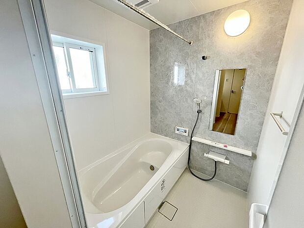 【施工例】防水性や保温性に優れたシステムバスルーム！洗い場と脱衣所の段差が少なくバリアフリー