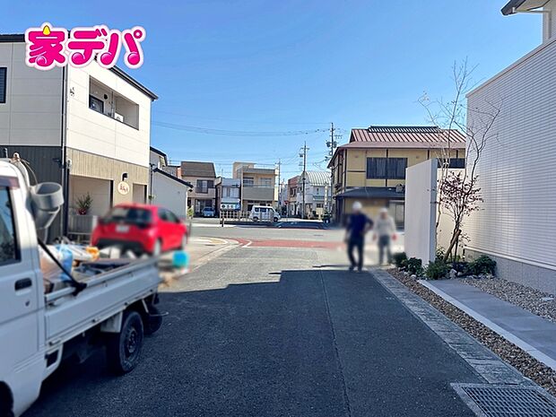 静かな住宅街で、車の出入りもスムーズです。 