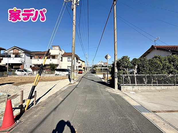 静かな住宅街で、車の出入りもスムーズです。 