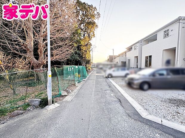 静かな住宅街で、車の出入りもスムーズです。 