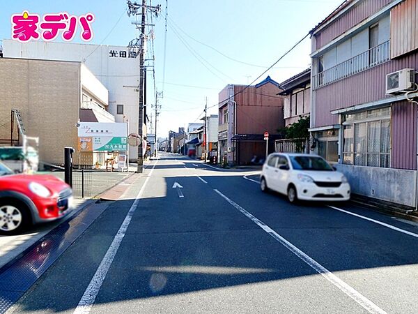 前面道路はゆとりの6ｍ!車通りが少なく、駐車が苦手な方でも安心の道路幅です