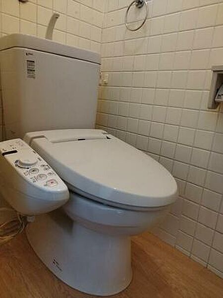 温水洗浄暖房便座付きのトイレ。