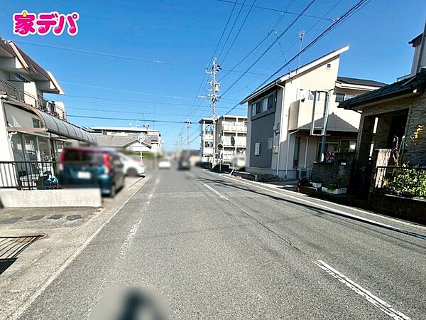 前面道路は公道で、車のすれ違いもらくらく広々8ｍの幅があります